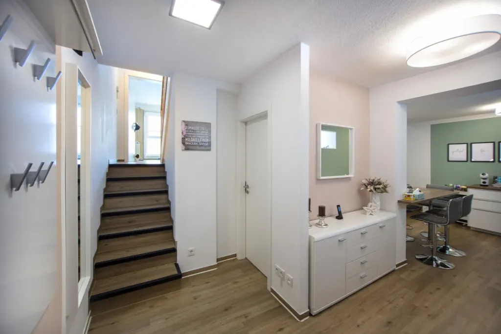 Modernisierter Hausflur mit Treppenaufgang und offener Küche nach Sanierung in der Wilhelmstraße 26, Heilbad Heiligenstadt
