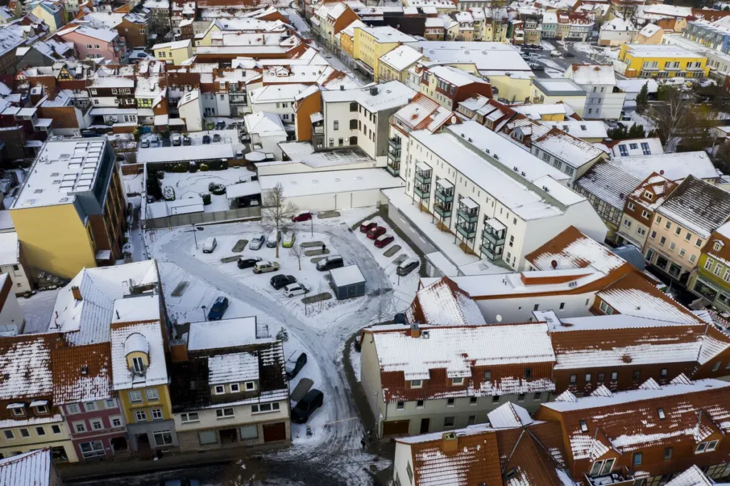 Luftaufnahme der Wilhelmstraße 26 in Heilbad Heiligenstadt mit sanierten Wohngebäuden im winterlichen Stadtbild
