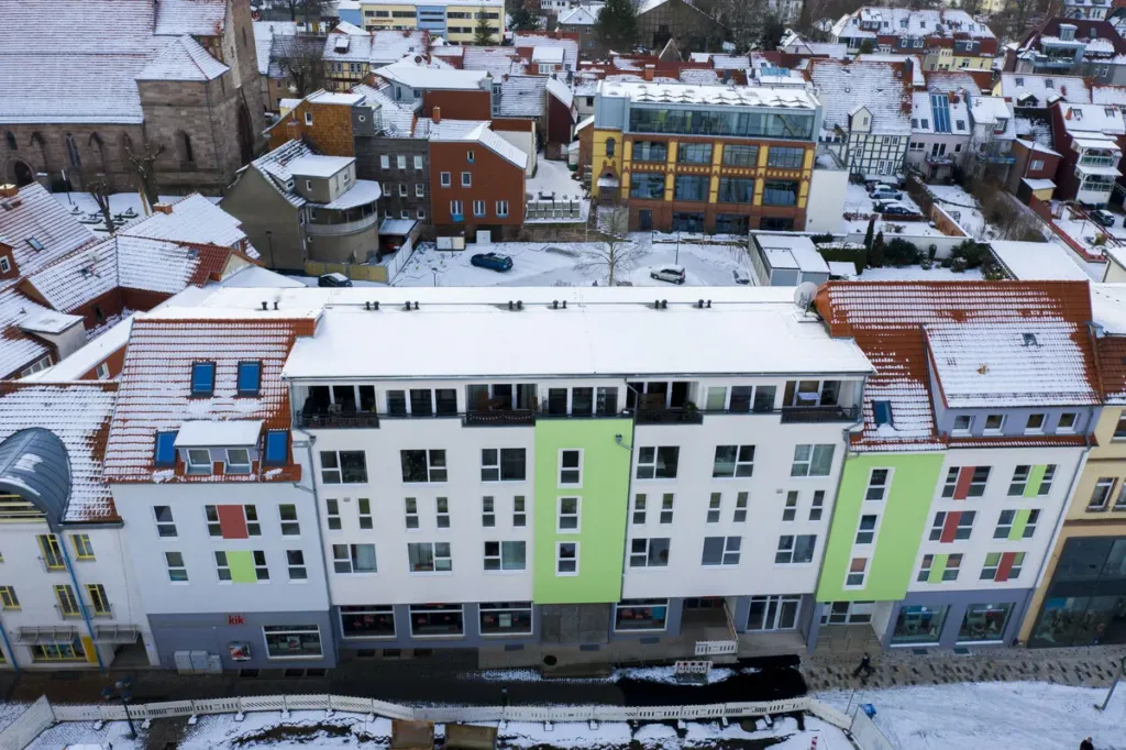 Luftaufnahme des sanierten Wohngebäudes Wilhelmstraße 26 in Heilbad Heiligenstadt mit moderner Fassadengestaltung im Winter