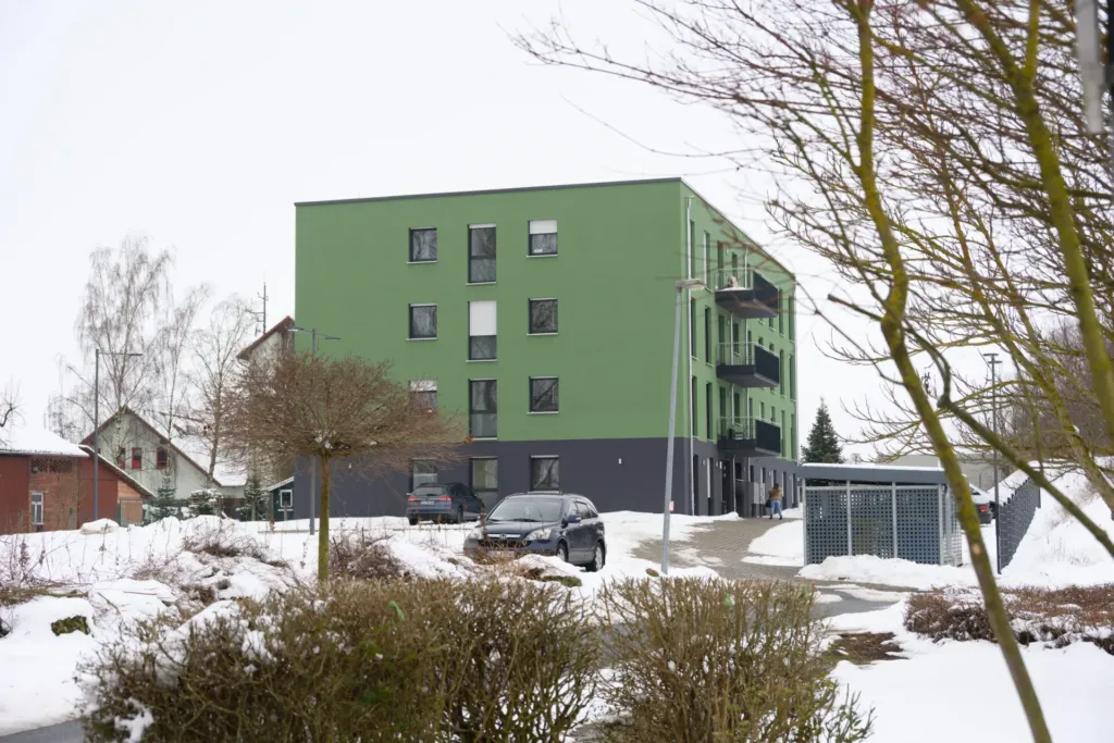 Neu errichtetes Apartmenthaus der KOWO Obereichsfeld in der Mescheder Straße, Heilbad Heiligenstadt, im winterlichen Umfeld.