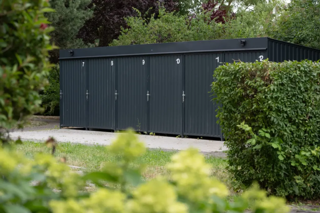 Neue nummerierte Garagenboxen in der Liebermannstraße, umgeben von Grün, für Mieter der KOWO Obereichsfeld