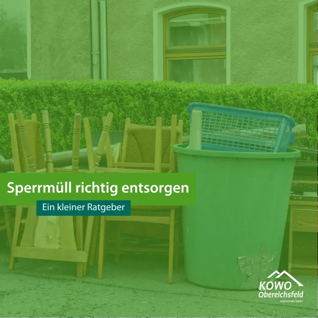 Sperrmüll wie Stühle und Kunststoffbehälter vor einem Wohnhaus der KOWO Obereichsfeld, Ratgeber zur richtigen Entsorgung