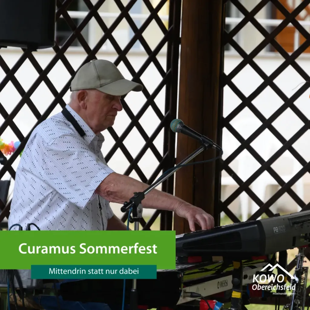 Musiker spielt Keyboard beim Curamus Sommerfest der KOWO Obereichsfeld im Freien