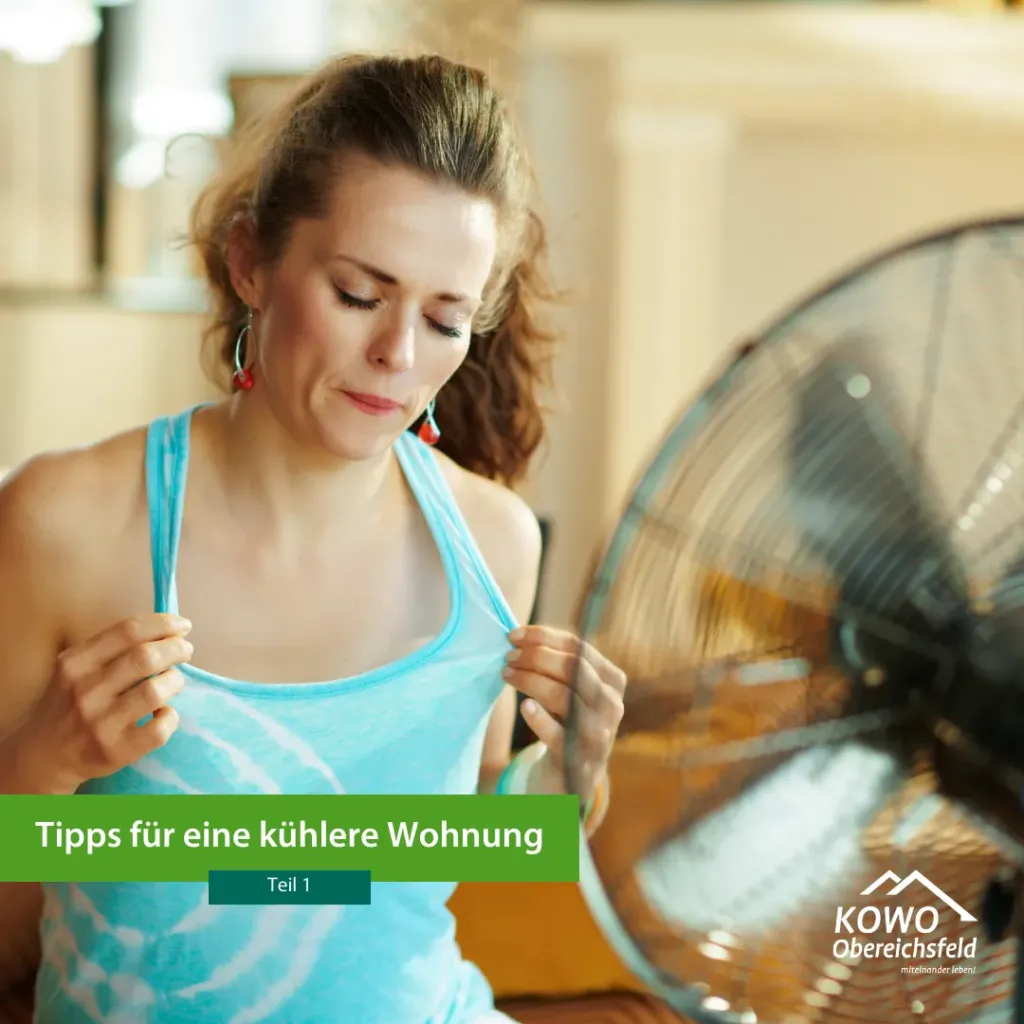 Frau kühlt sich mit einem Ventilator ab – Tipps der KOWO Obereichsfeld für eine kühlere Wohnung im Sommer.