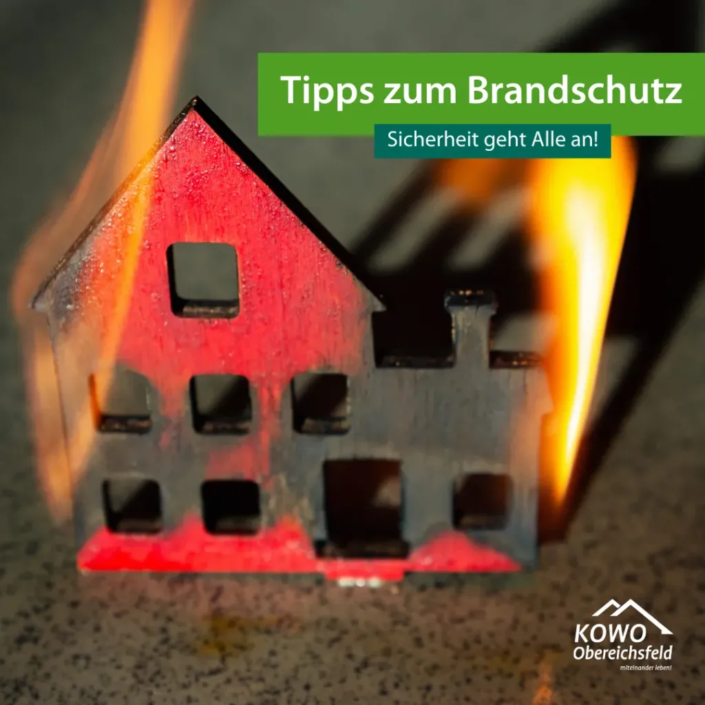 Brennendes Modellhaus symbolisiert Brandschutztipps der KOWO Obereichsfeld für Mieter im Eichsfeld