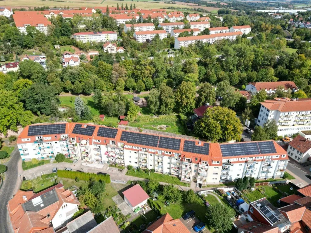Luftaufnahme der KOWO-Wohnanlage am Felgentor in Heilbad Heiligenstadt mit Photovoltaikanlagen auf den Dächern.