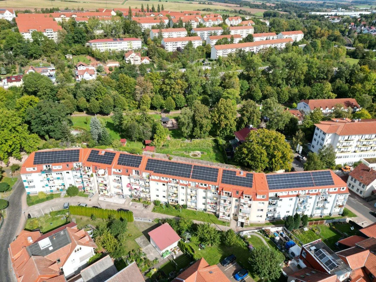 Luftaufnahme der KOWO-Wohnanlage am Felgentor in Heilbad Heiligenstadt mit Photovoltaikanlagen auf den Dächern.