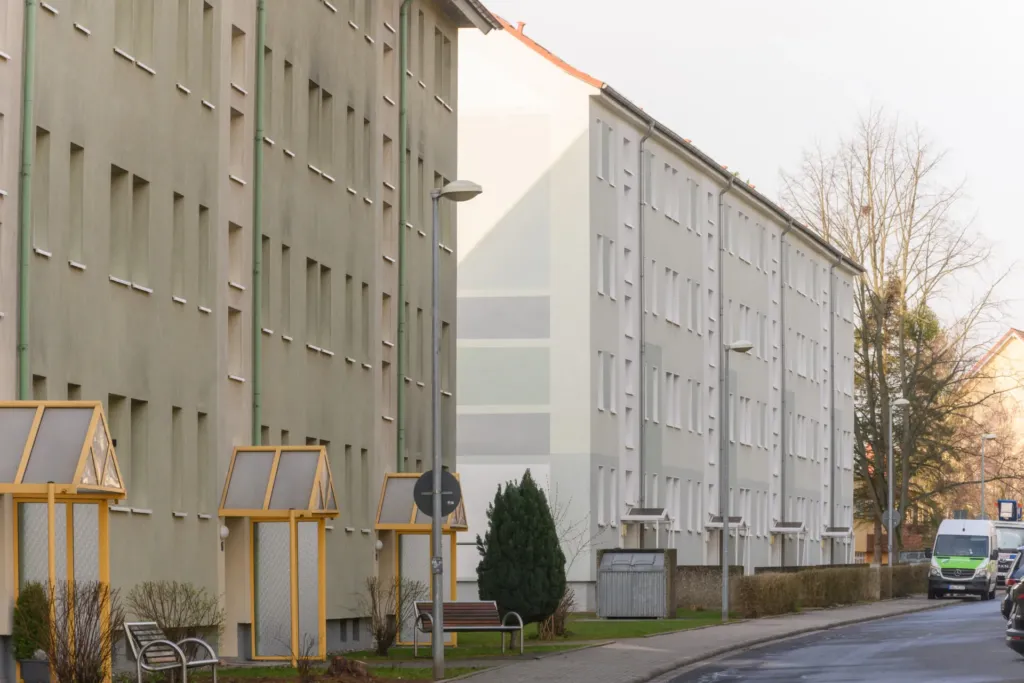 Wohngebäude der KOWO Obereichsfeld an der Cranachstraße/Menzelstraße mit sanierter Fassade