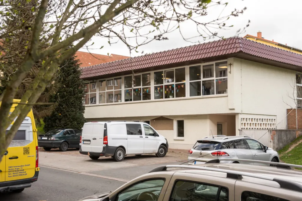 Gebäude des Liethentreff der KOWO Obereichsfeld mit Fensterfassade im Obereichsfeld, Außenansicht vor der Neueröffnung.