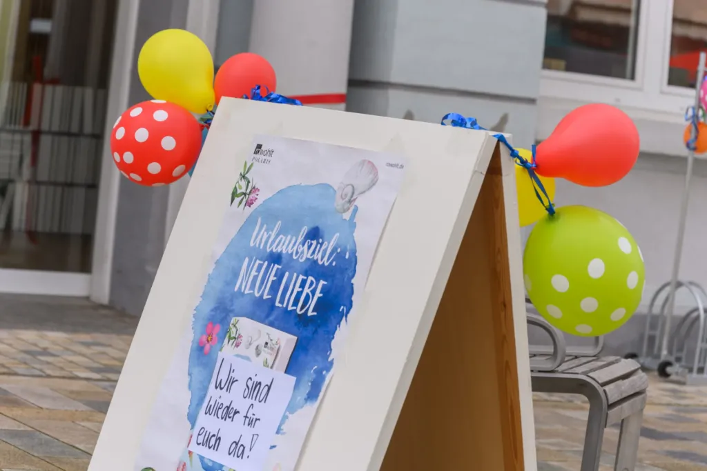 Luftballons und Plakat "Urlaubsziel: Neue Liebe" zur Wiedereröffnung der Stadtbibliothek in der Wilhelmstraße, Heilbad Heiligenstadt