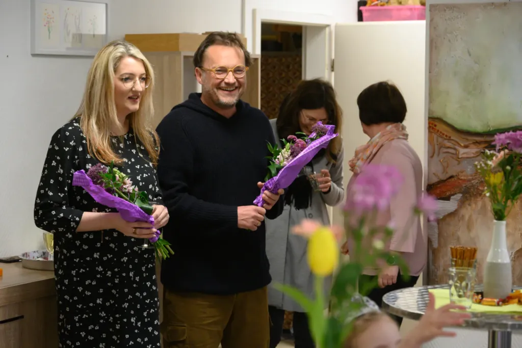 Besucher mit Blumensträußen bei der Ausstellungseröffnung im Quartier 44 der KOWO Obereichsfeld