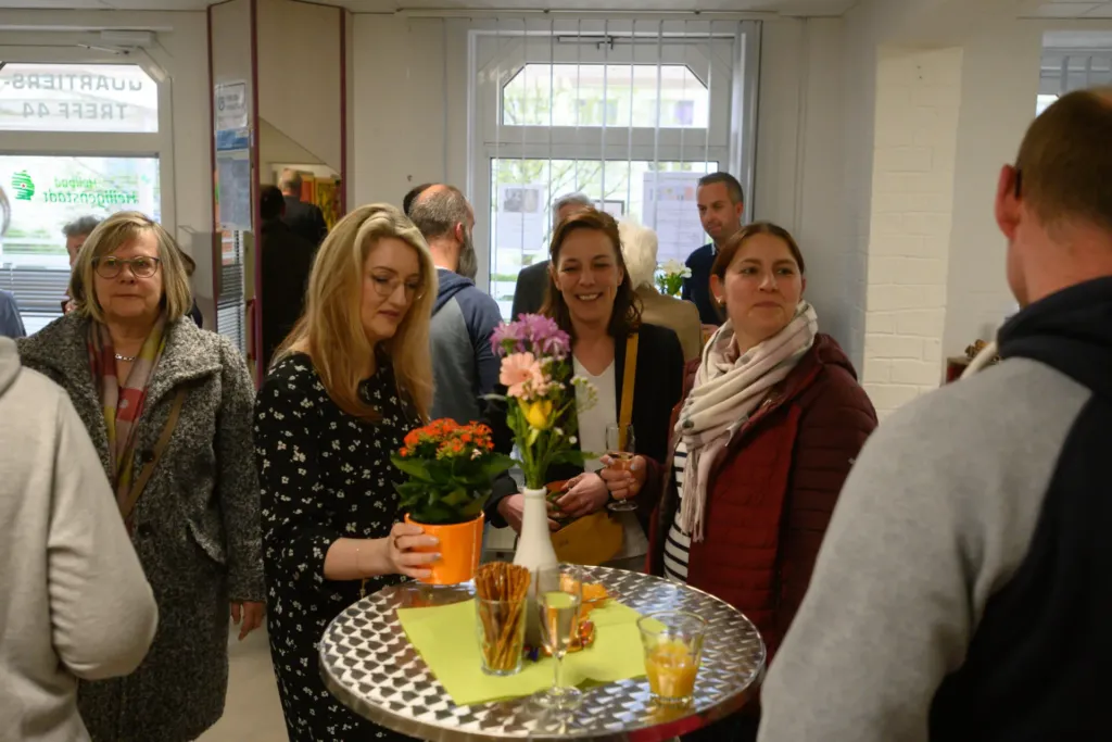 Besucher bei der Ausstellungseröffnung im Quartier 44 der KOWO Obereichsfeld in Heilbad Heiligenstadt