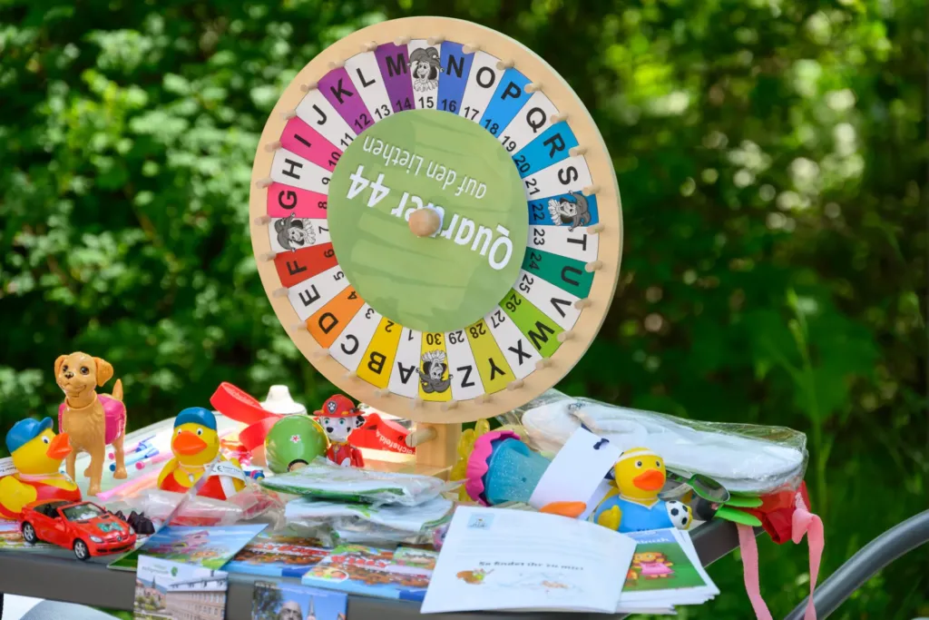 Glücksrad und Spielzeugpreise beim Fest 5 Jahre Quartier 44 der KOWO Obereichsfeld