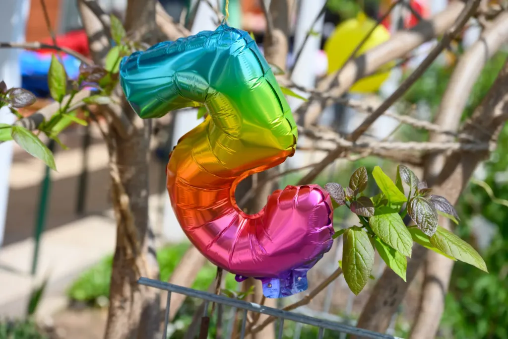 Zahlenballon hängt im Baum zur Feier "5 Jahre Quartier 44" der KOWO Obereichsfeld