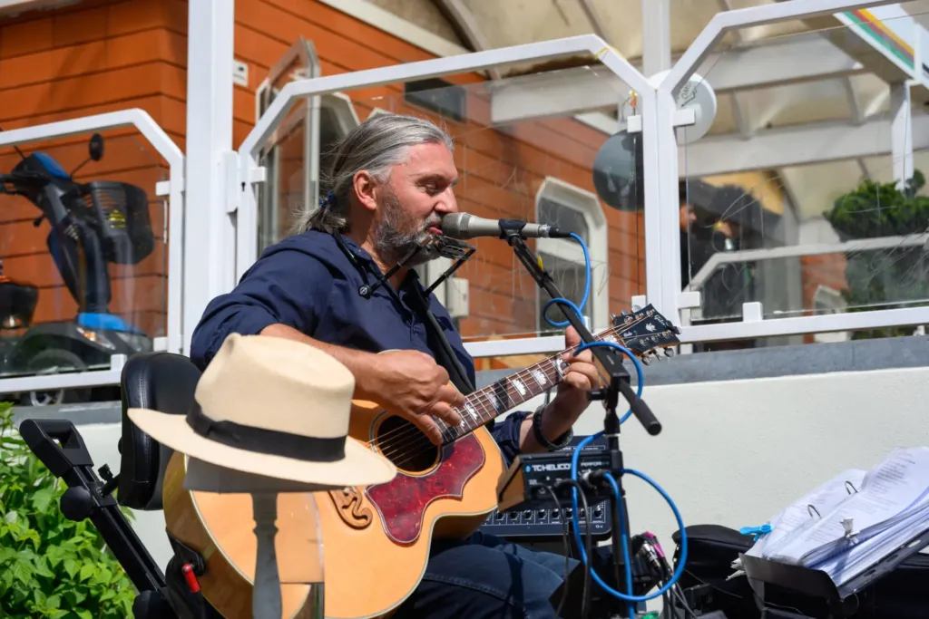 Musiker mit Gitarre singt bei Feier zu 5 Jahre Quartier 44 im Obereichsfeld