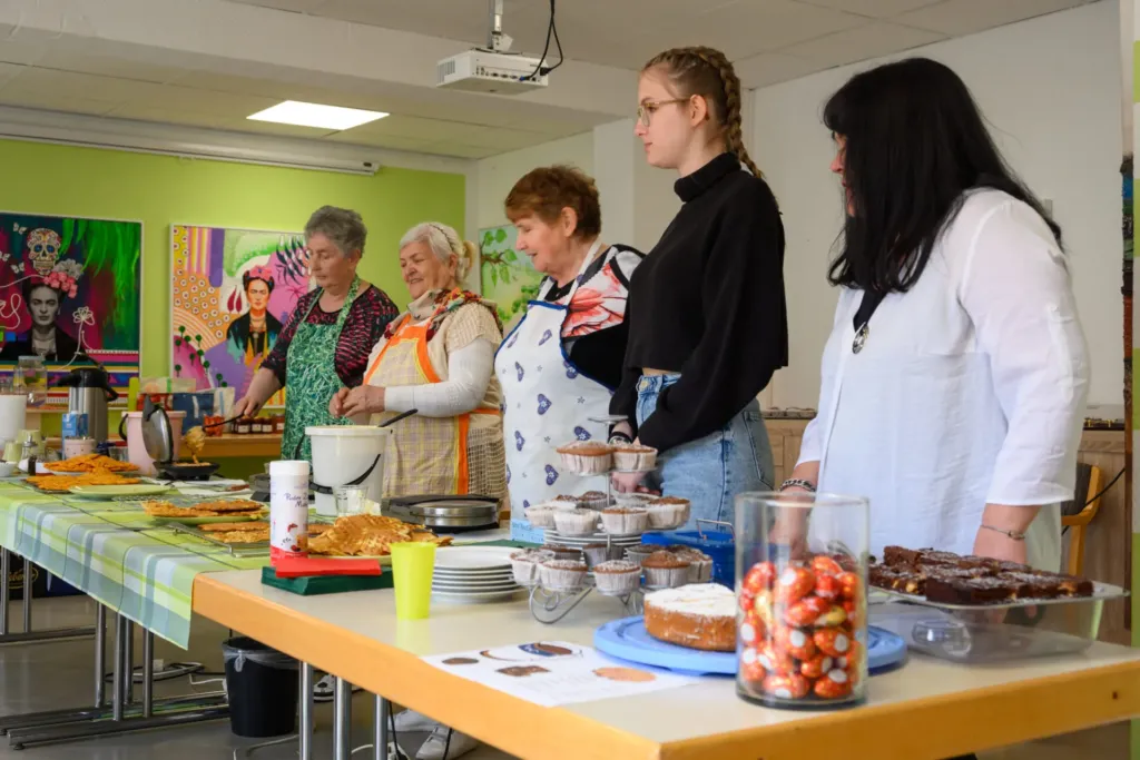 Frauen bereiten Waffeln und Kuchen bei der Feier 5 Jahre Quartier 44 im Obereichsfeld zu