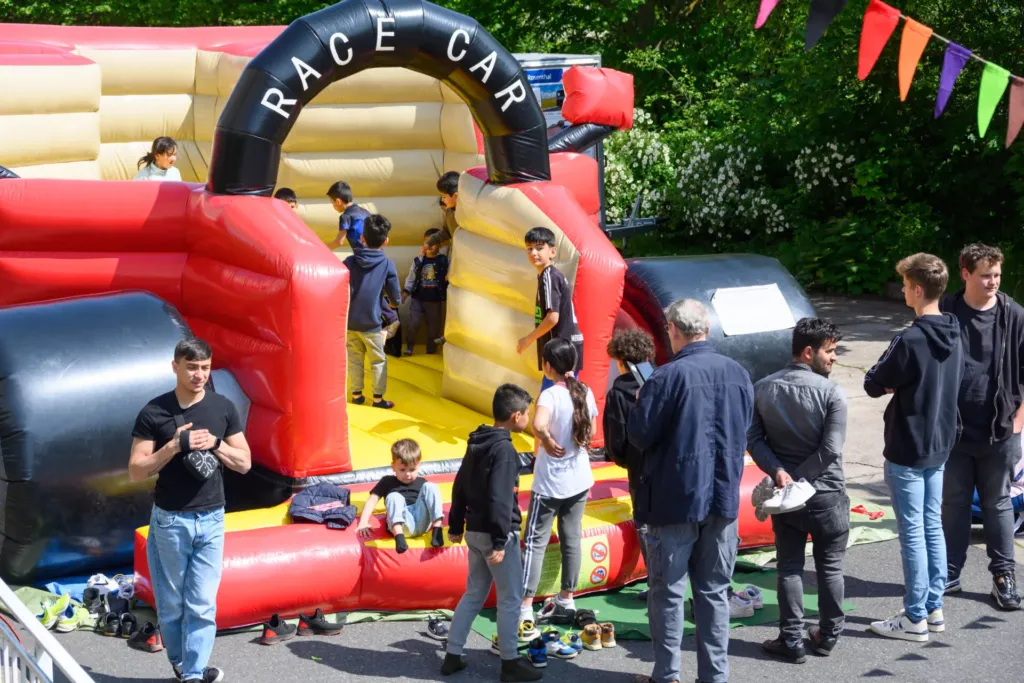 Kinder spielen auf Hüpfburg "Race Car" beim Fest 5 Jahre Quartier 44 der KOWO Obereichsfeld