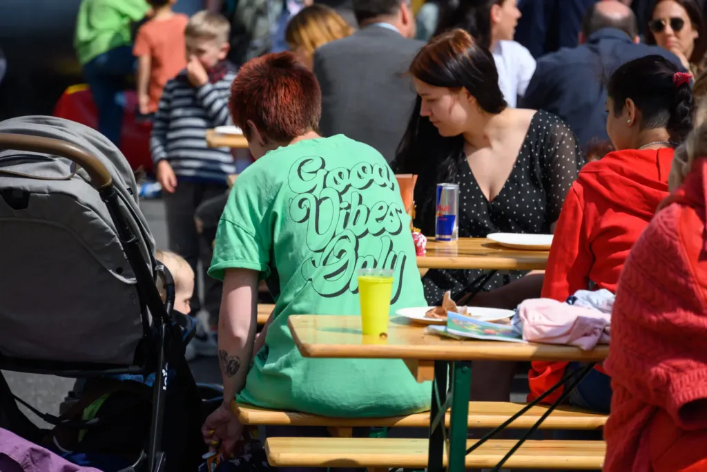 Besucher an Sitzbänken beim Fest 5 Jahre Quartier 44 der KOWO Obereichsfeld