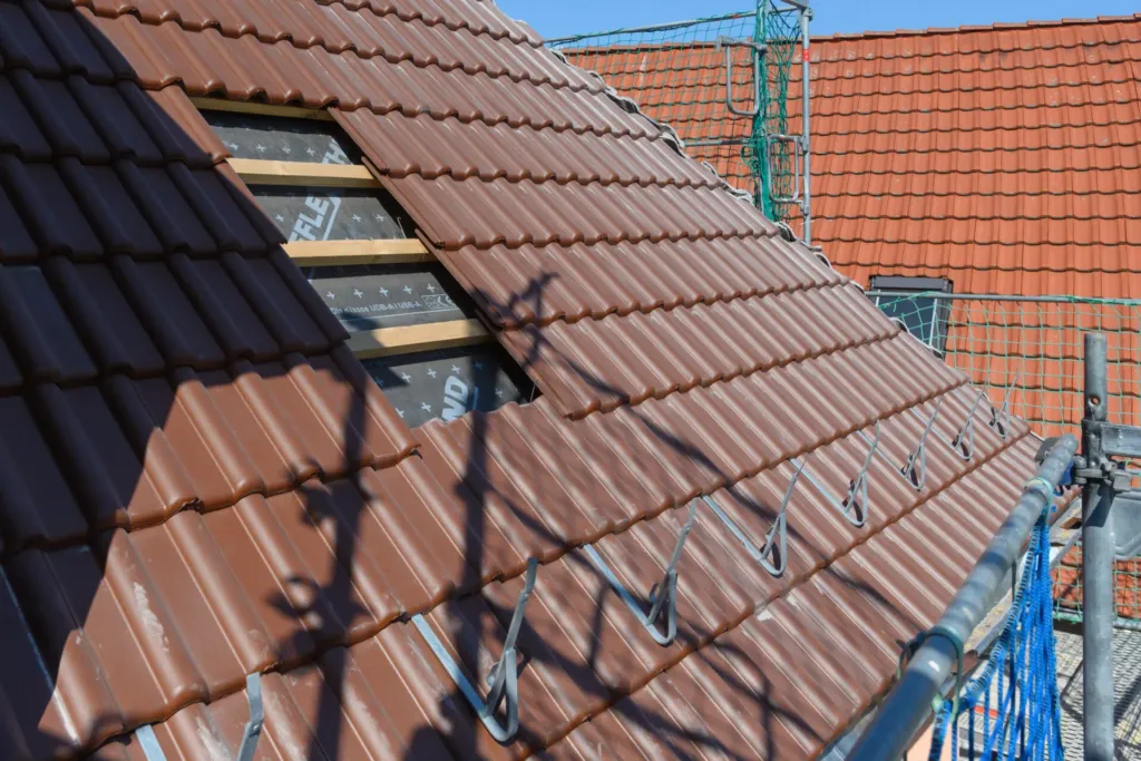 Neueindeckung des Dachs mit Dachziegeln bei der Sanierung Ratsgasse 28 in Heilbad Heiligenstadt