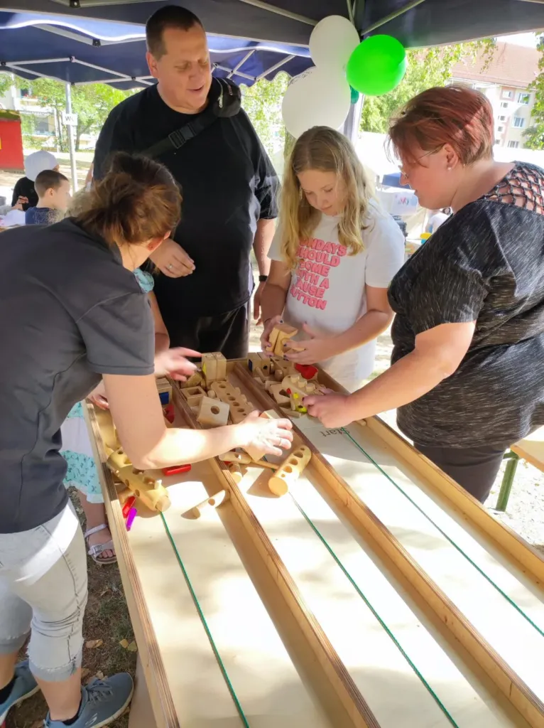 Familie spielt gemeinsam mit Holzkugelbahn beim Stadtteilfest Liethen in Heilbad Heiligenstadt