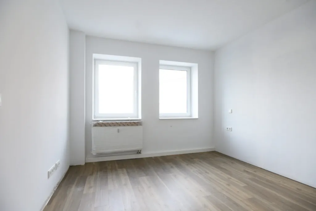 Leeres, saniertes Zimmer mit zwei Fenstern und Heizkörper, Ratsgasse 28 in Heilbad Heiligenstadt