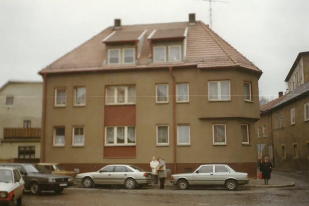 Wohnhaus Ratsgasse 28 in Heilbad Heiligenstadt vor der Sanierung, Ansicht mit Mehrfamilienhaus und Fahrzeugen.