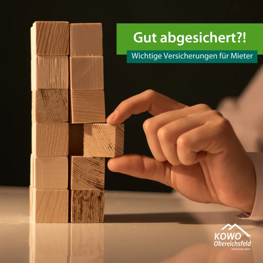 Symbolbild Holzklötze als stabiler Turm – wichtige Versicherungen für Mieter der KOWO Obereichsfeld