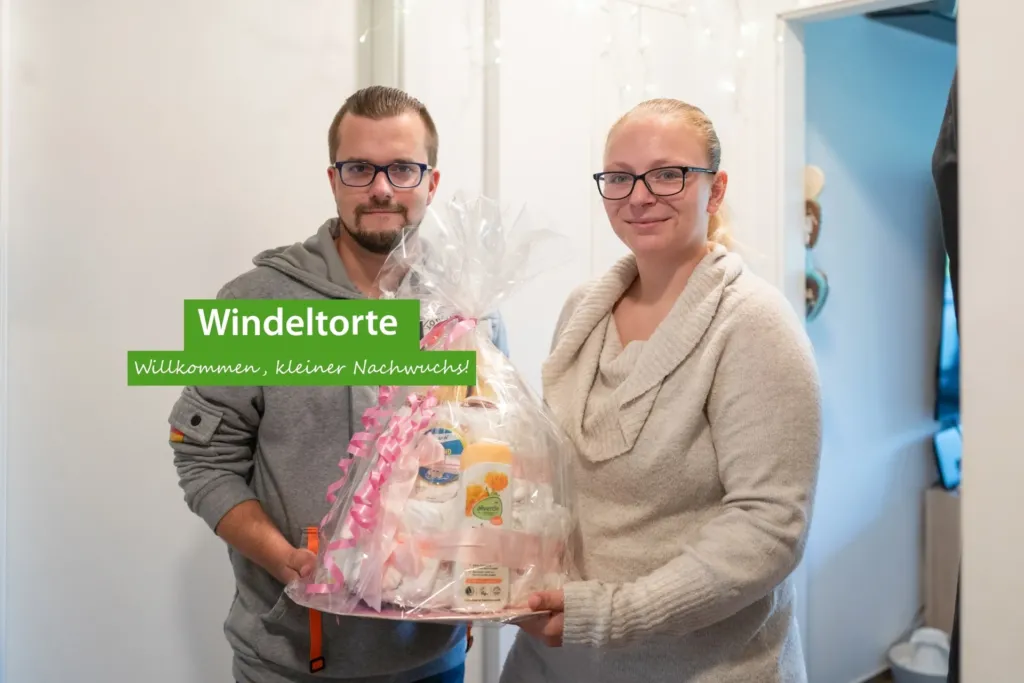 KOWO Obereichsfeld überreicht Windeltorte als Willkommensgeschenk für Neugeborene an Mieterfamilie
